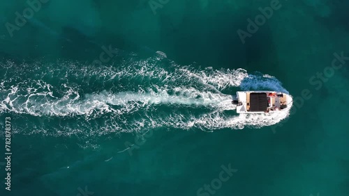 Toma cenital de barco en aguas cristalinas photo