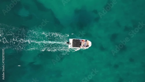 Toma cenital de barco en aguas cristalinas photo