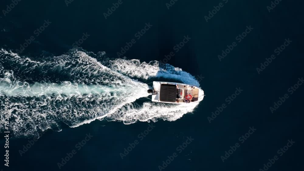 Toma cenital de barco navegando en aguas oscuras