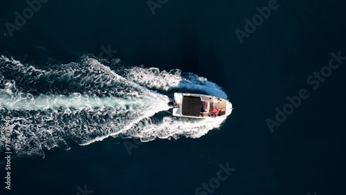 Toma cenital de barco navegando en aguas oscuras photo