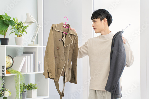 服の整理をする男性