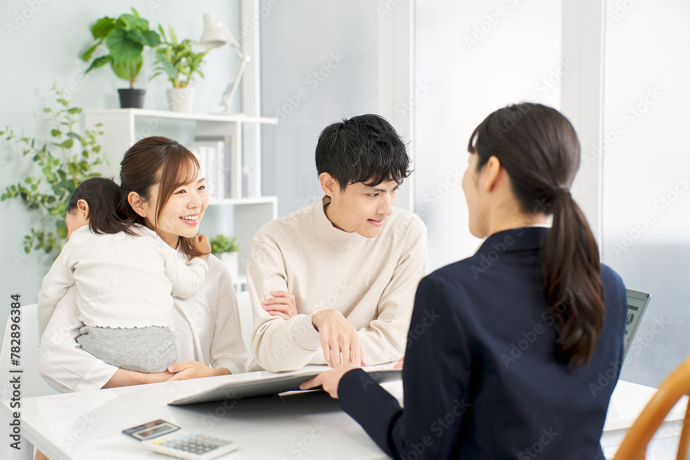 保険の案内を受ける家族 保険の案内を受ける家族