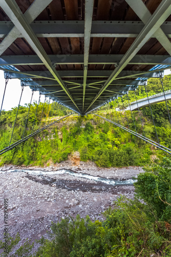 Dessous de tablier du pont suspendu de la rivière de l’Est, île de la Réunion 