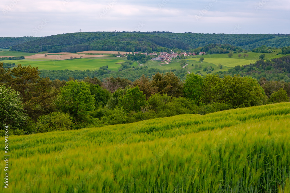Obraz premium Village adossé à une colline
