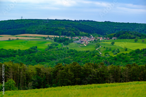 Village adossé à une colline