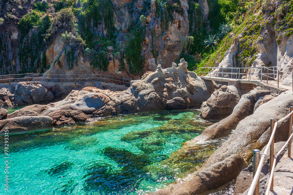 Fototapeta premium A path between the rocks above the crystalline sea of the Tuscan archipelago.