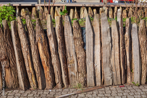 Brauner Bretterzaun aus Holz mit Zaunpfählen, Deutschland