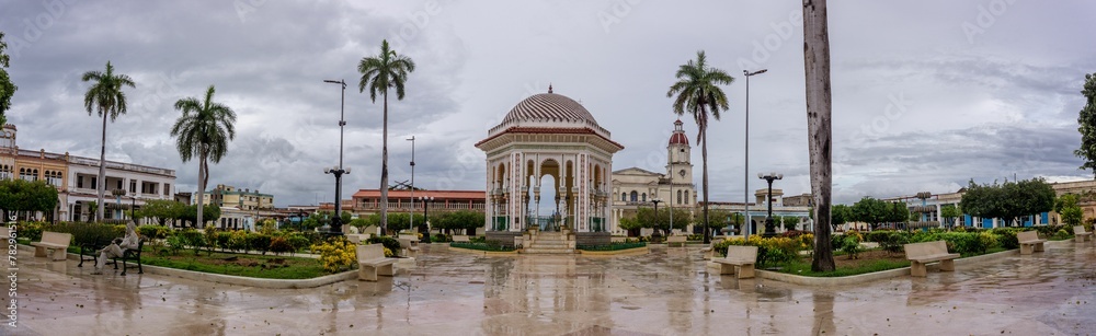 Fototapeta premium Panoramic shot of the Glorieta de Manzanillo park under a cloudy sky in Manzanillo, Cuba.