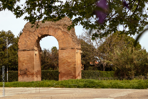 Scorcio antico e arco dell'Acquedotto romano Alessandrino, nel parco di Tor Tre Teste a Roma, Italia