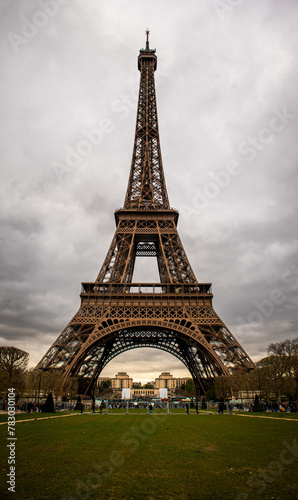 Fototapeta Naklejka Na Ścianę i Meble -  Eiffel Tower from the ground with a grey sky