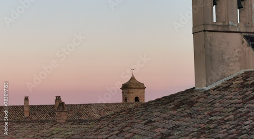Campanili sui tetti di un antico convento in un borgo medioevale italiano