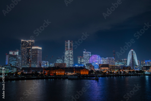 横浜港大さん橋から見たみなとみらいの夜景　神奈川県横浜市みなとみらい © nikomani