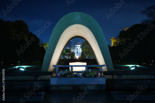 Tableau sur toile Hiroshima Victims Memorial Cenotaph in Hiroshima, Japan - 日本 広島 広島平和都市記念碑 原爆死没者慰