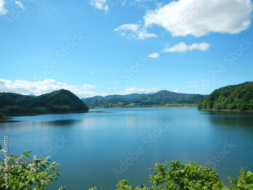 花山湖 先に大土ヶ森を望む