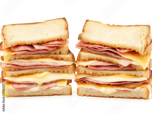 Dos sándwiches tostados apilados con queso y jamón sobre fondo blanco. Vista de frente y de cerca. Ai Generativa
