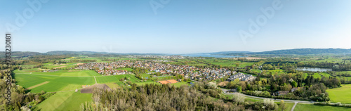 Luftbild  Panorama  Ortsansicht von B  hringen  Ortsteil der Stadt Radolfzell am Bodensee