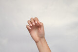Mano femenina mostrando las uñas
