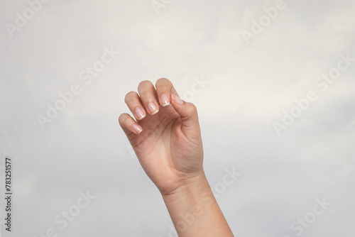 Mano femenina mostrando las uñas