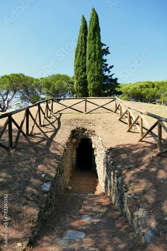 Le tumulus étrusque de Montecalvario près de Castellina in Chianti en Toscane photo