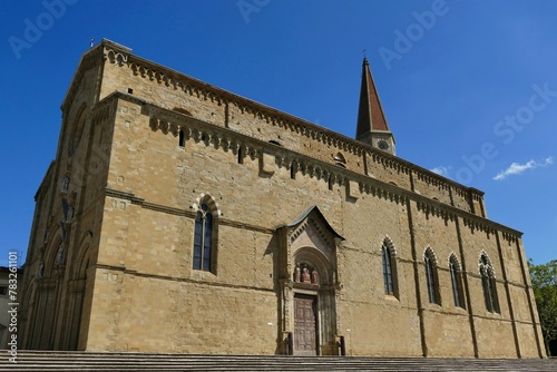 La façade de la cathédrale San Donato d’Arezzo photo