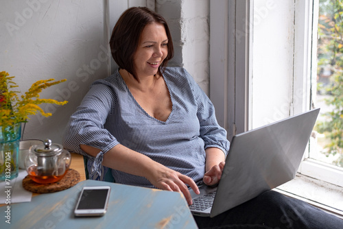 woman works on laptop photo