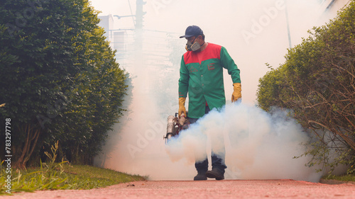 Um dedetizador executando uma nebulização no combate ao mosquito aedes aegypti
