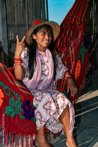 mujer indígena de la etnia wayuu, posando para mi lente en la alta guajira, en el cabo de la vela, Uribia, lugar de hermosos atardeceres, bella bahia, los wayuu tienen su propia cultura, lengua, etc