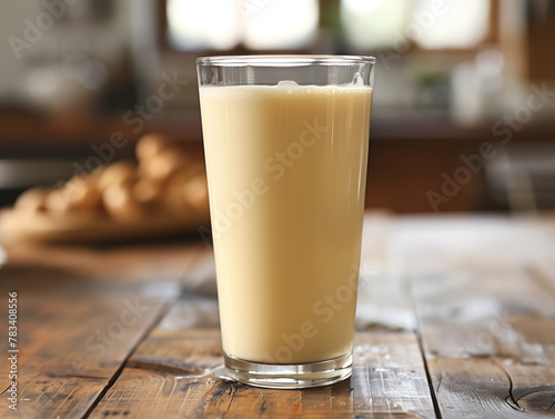 Grand verre de lait sur une table en bois campagnarde, intérieur country photo