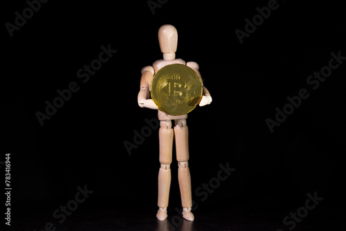 Kryptowaluta Bitcoin, postać trzymająca złotą monetę