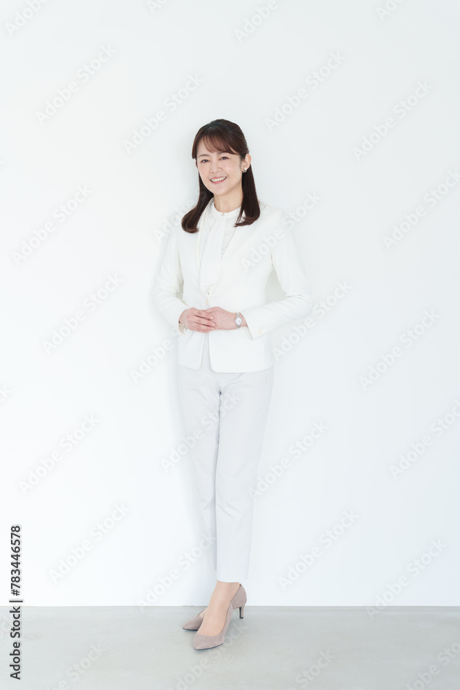 笑顔のビジネスウーマンの全身