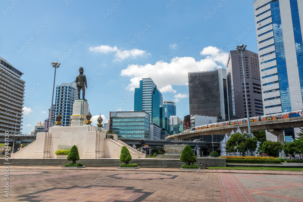 Fototapeta premium Statue of Rama VI, Lumphini Park, Bangkok, Thailand