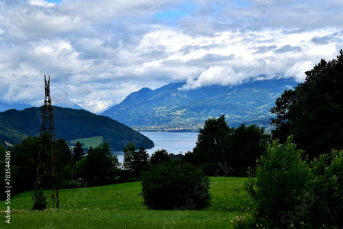 Der Millstätter See in Kärnten umringt von seinen Bergen