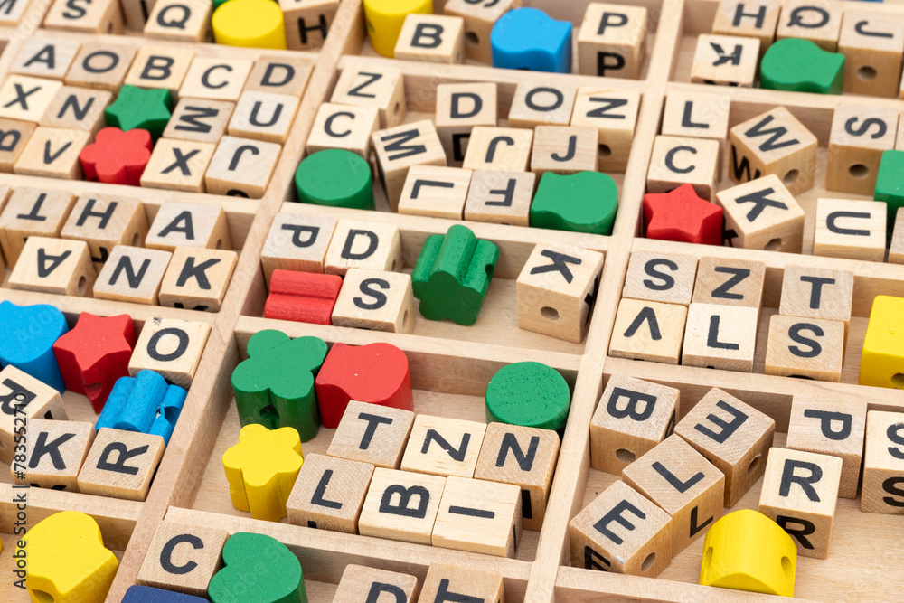 Obraz premium scattered alphabet wooden blocks in a box
