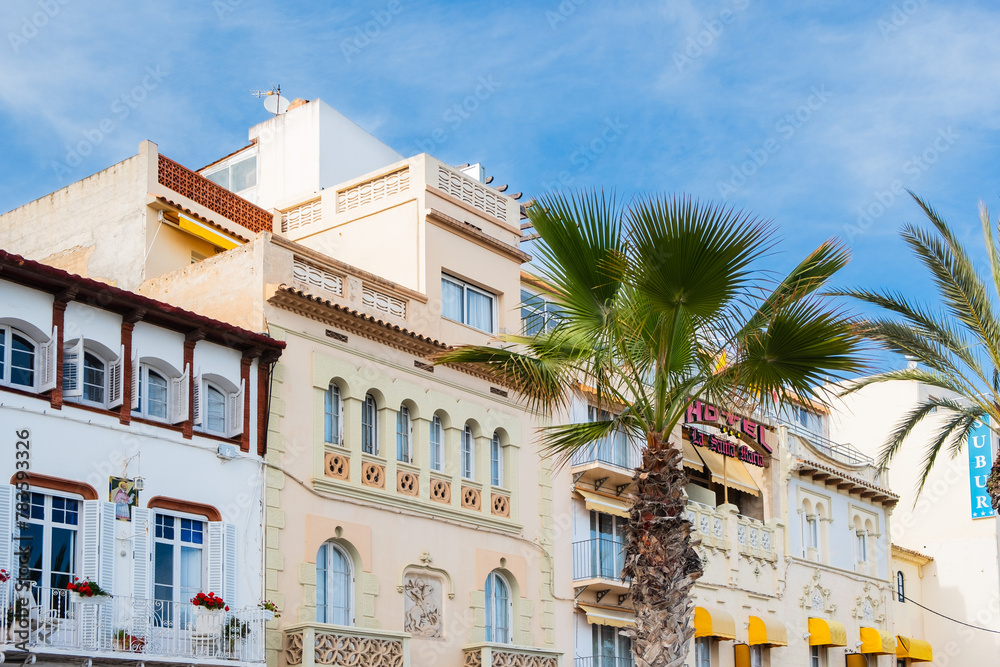 Häuserzeile an der Strandpromenade in Sitges, Spanien