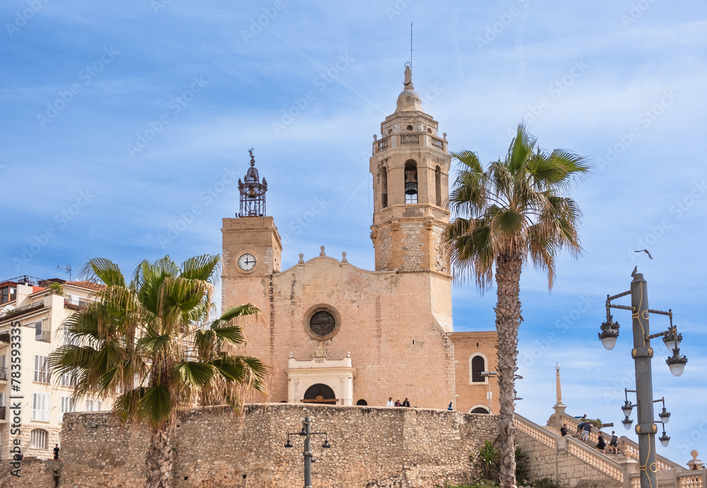 Blick auf die Kirche des heiligen Bartholomäus und der heiligen Thekla in Sitges, Spanien