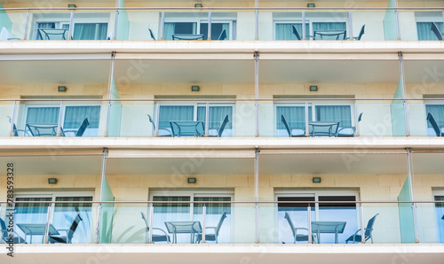Balkone eines Hotels an der Strandpromenade in Sitges, Spanien
