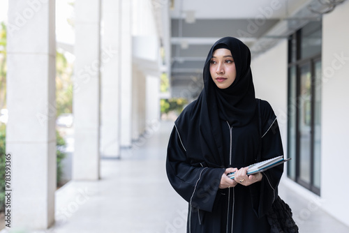 Foto University saudi muslim niqab woman high education in university campus building with modern knowledge books