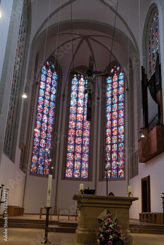 FU 2023-02-18 Siegburg 194 Buntes langes Fenster in einer Kirche