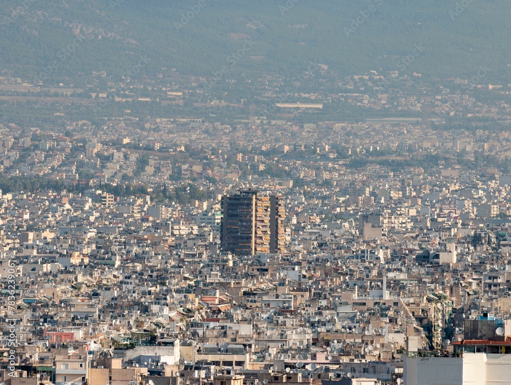 Obraz premium Drone shot of a high residential building in a city surrounded by other buildings