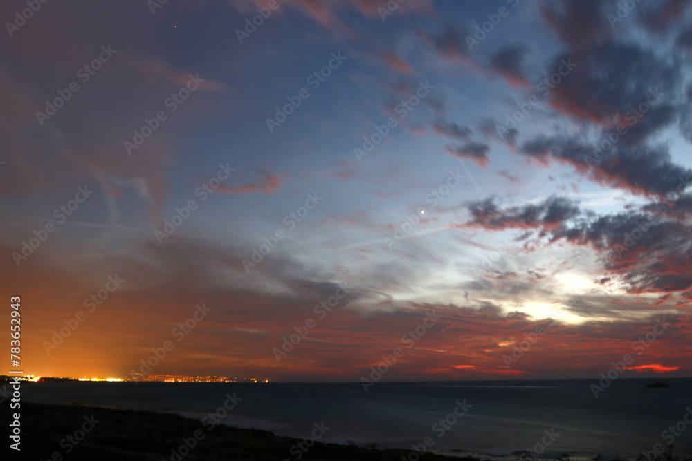 Obraz premium Lighting and color of the sky above the horizon at sunset.