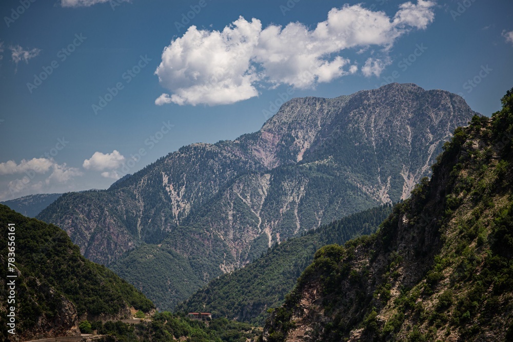 Naklejka premium Image of green covered mountains with beautiful sky during daytime