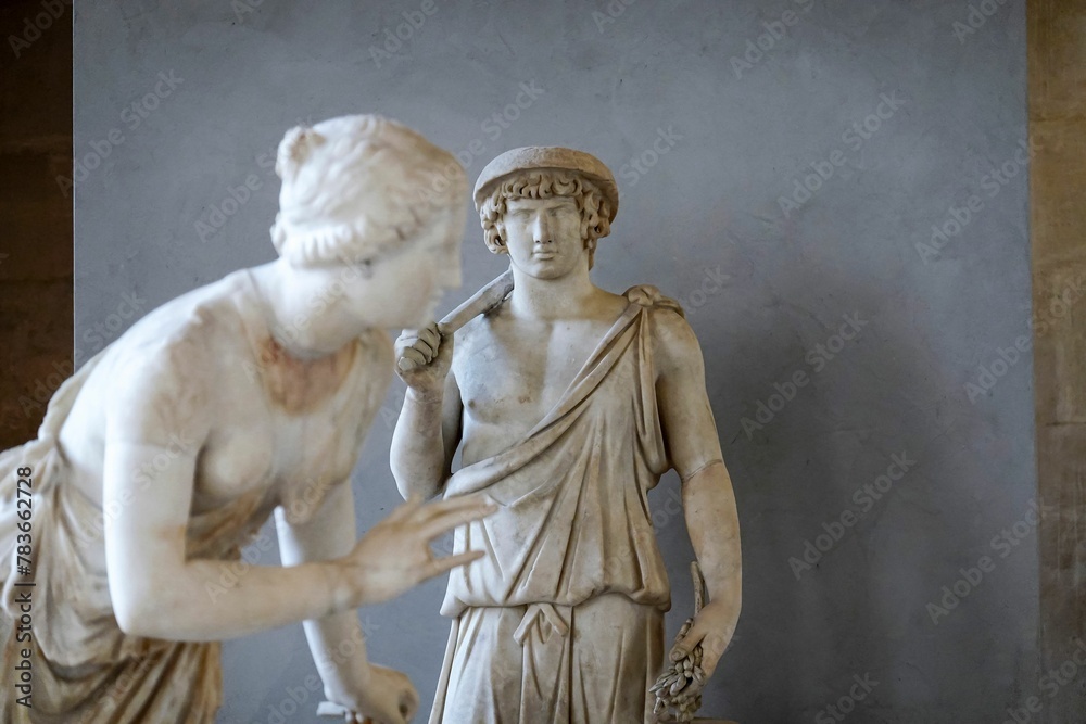 Obraz premium Two marble statues in museum
