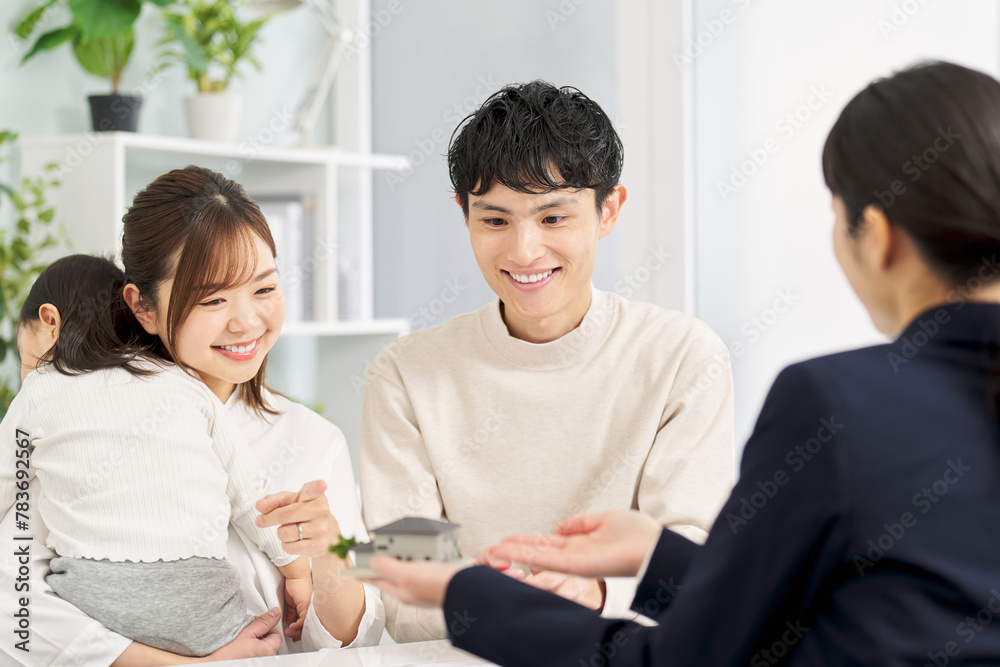 不動産の案内を受ける家族 不動産の案内を受ける家族