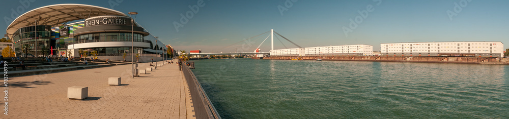Aussicht von der Konrad-Adenauer-Brücke zwischen Ludwigshafen und Mannheim entlang des Rheins flussabwärts