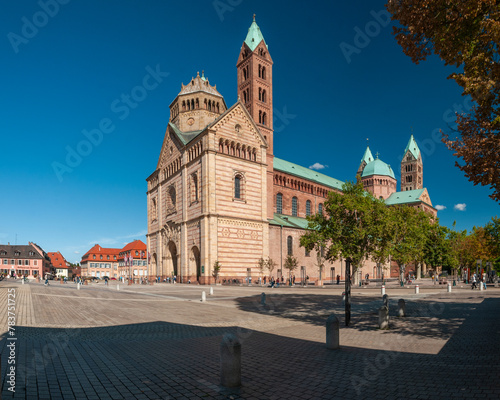 Perspektivische Sicht auf den Dom von Speyer in Rheinland-Pfalz, sonniger Tag mit blauem Himmel