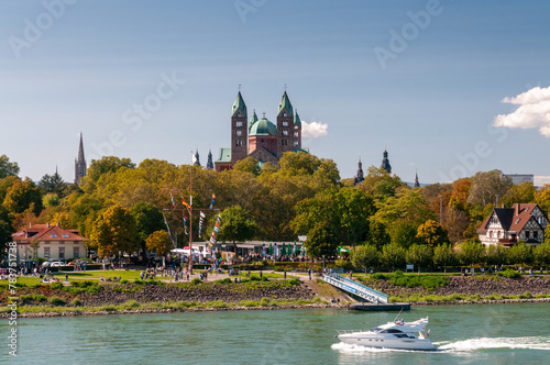 Blick über den Rhein zum Dom in Speyer in Rheinland-Pfalz