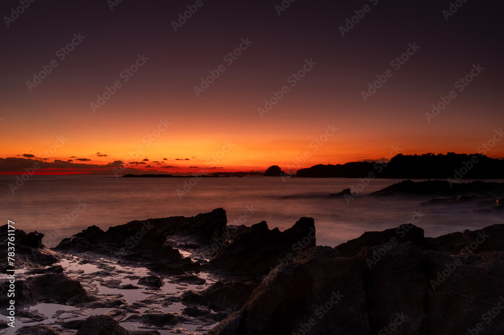 三浦半島の地磯から見る夕焼空