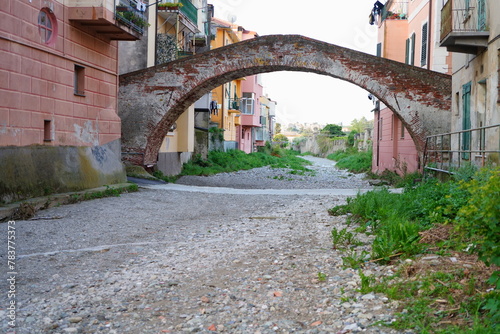 il Ponte Romantico ad Albisola Superiore ripreso dal letto del fiume in secca