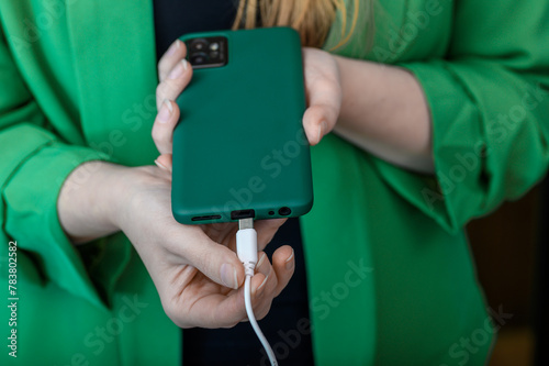 Kobieta podłącza swój smartfon do kabla usb typu c