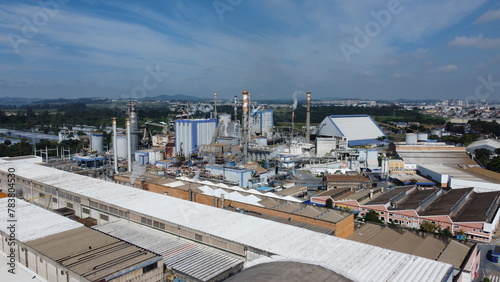 Visão aérea de uma fábrica de papel e celulose em Suzano, São Paulo, Brasil